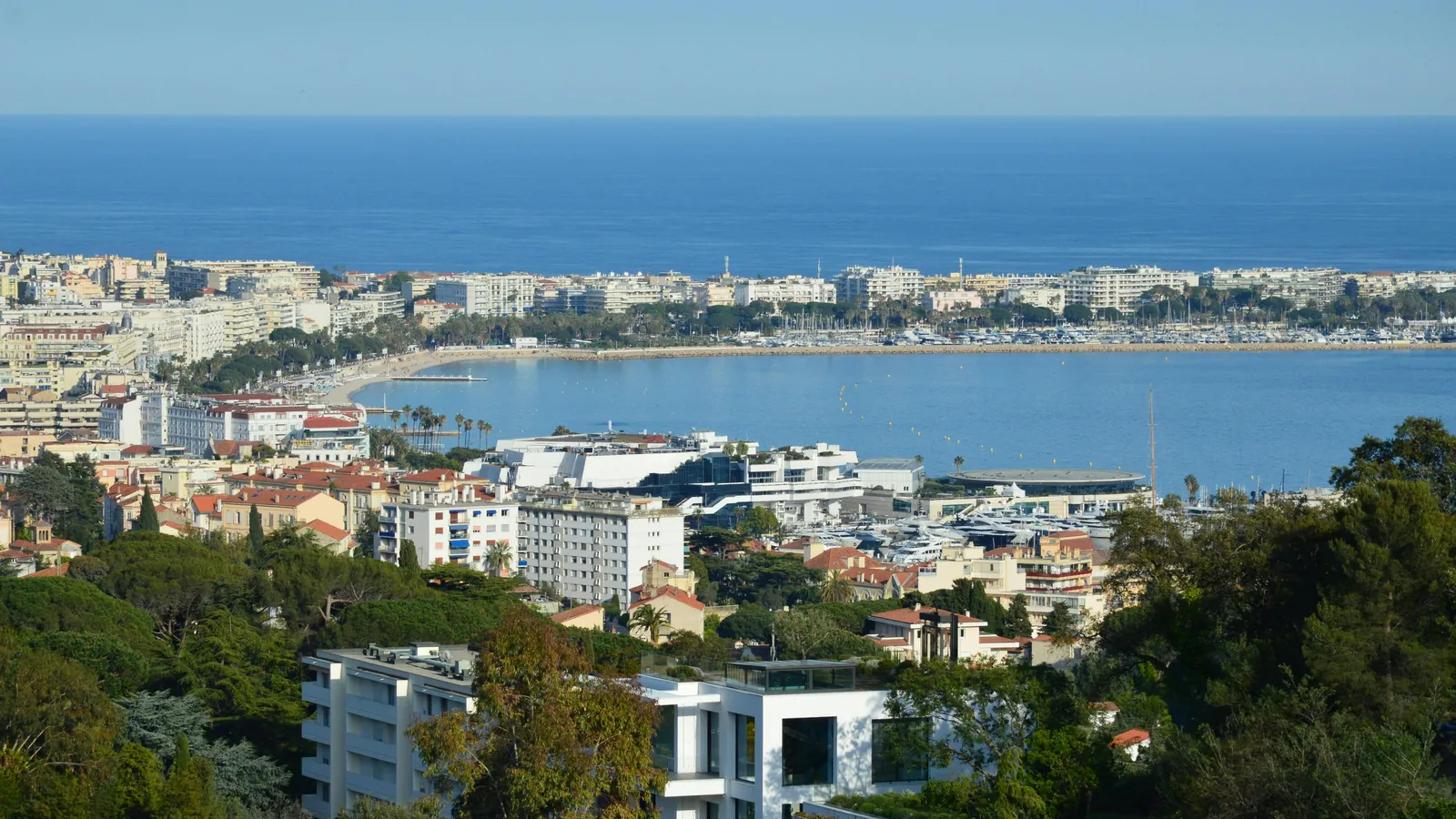 Private chauffeur in Cannes — the bay and La Croisette